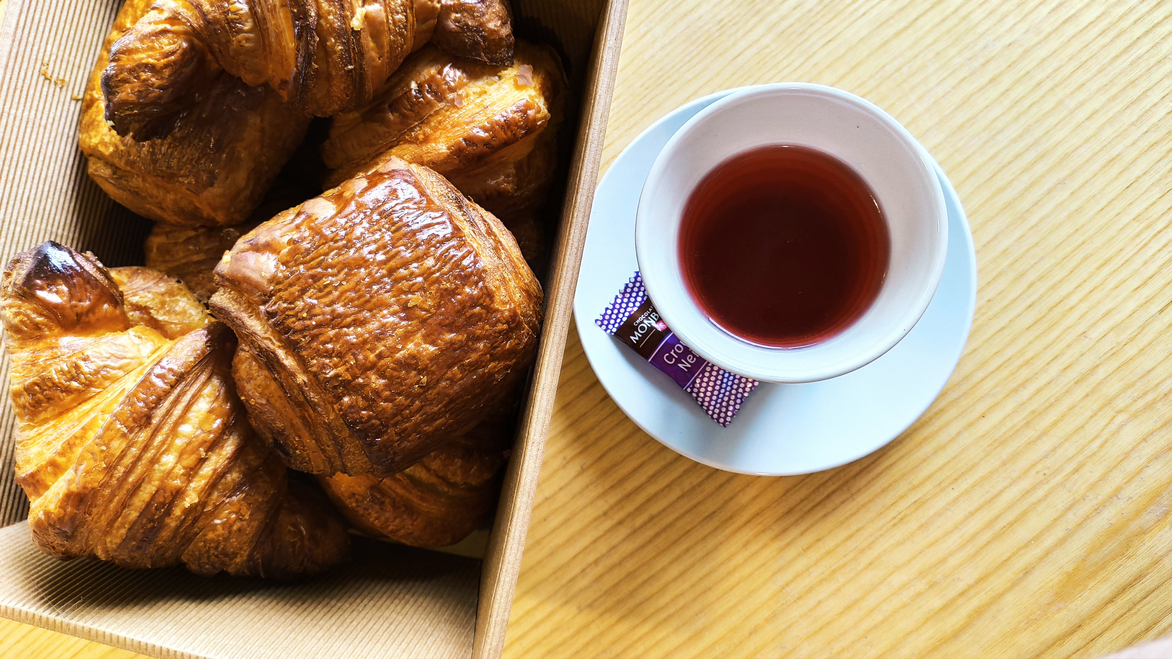 Déjeuné gourmand avec du thé