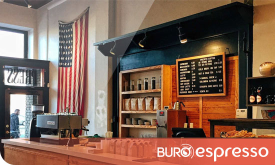 Une chocolatière dans un coffee shop